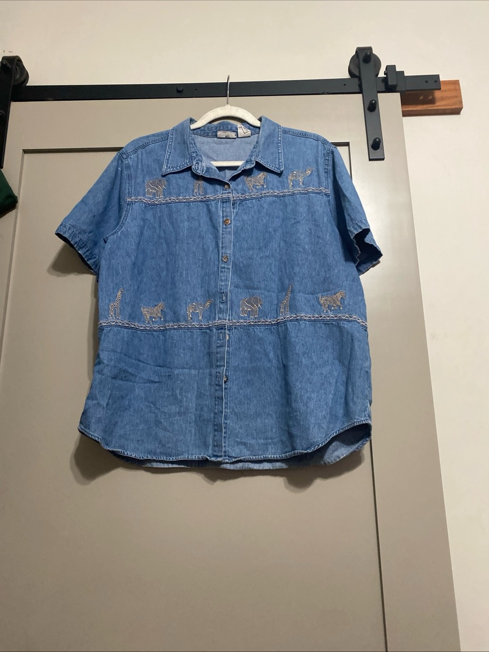 Vtg Cabin Creek Blue Denim Short Sleeve Button-Down Shirt with Animal Embroidery